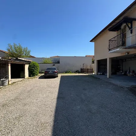 Grand T2 Renove Coeur De St-priest Avec Parking *